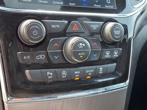 Used 2021 Jeep Grand Cherokee Laredo X AWD/4WD image 16