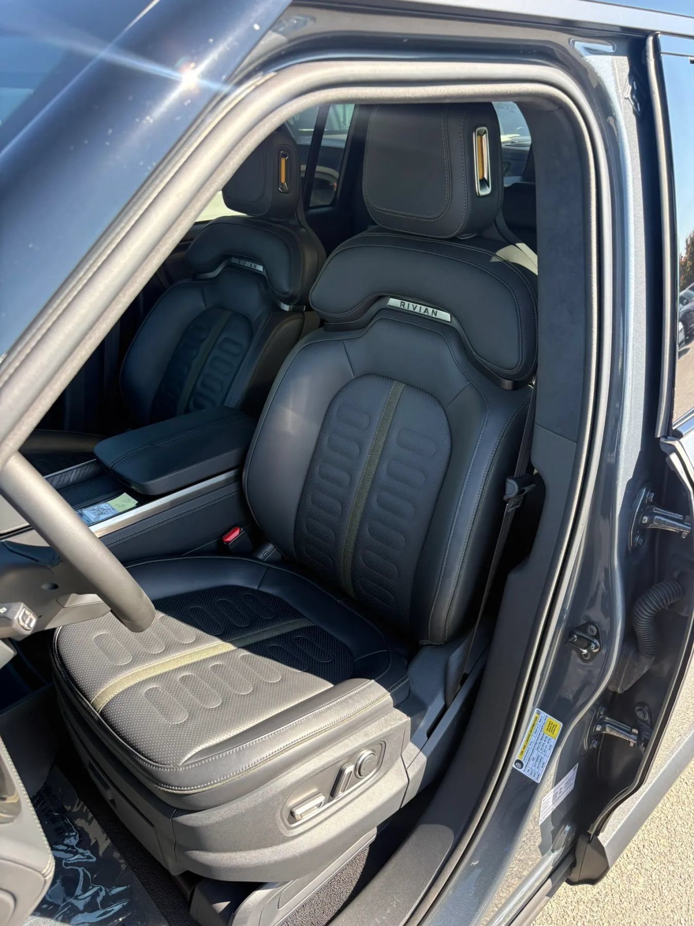 Used 2025 Rivian R1S Adventure Dual AWD/4WD image 6