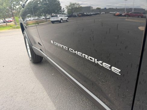 Used 2023 Jeep Grand Cherokee Laredo AWD/4WD image 24