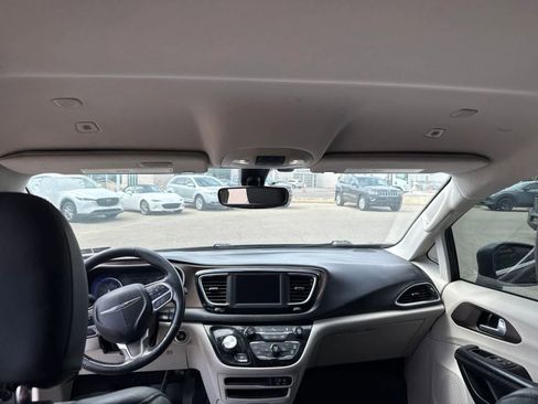 Used 2019 Chrysler Pacifica Touring-L FWD image 17