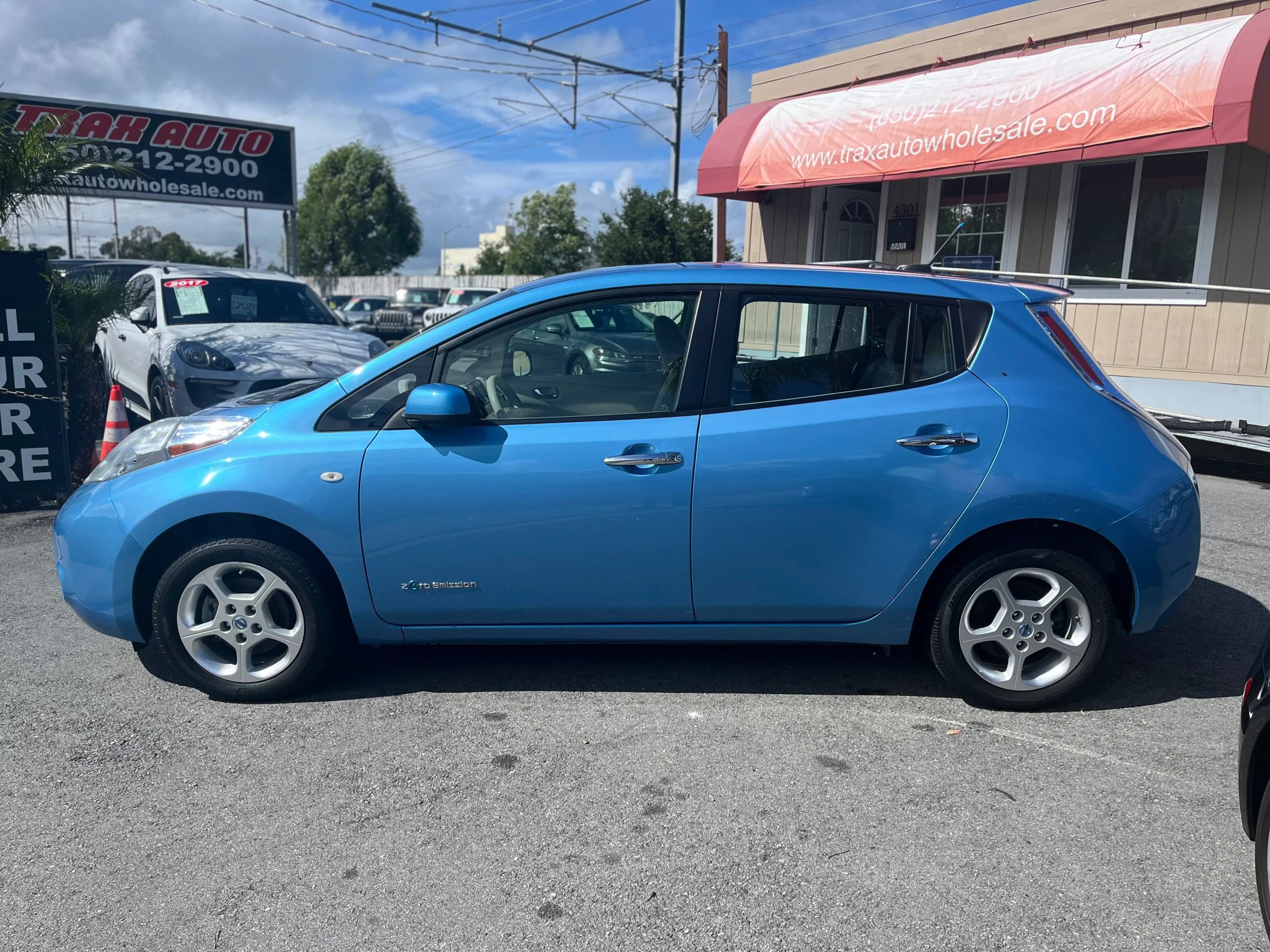 Used 2011 Nissan Leaf SL FWD image 4