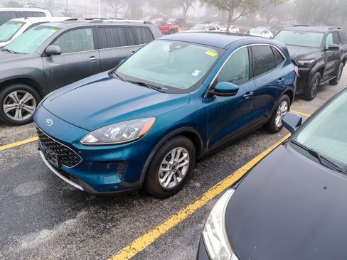 Used 2020 Ford Escape SE image 3