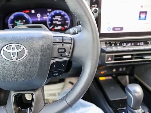 Used 2025 Toyota Camry XLE w/ Premium Plus Package FWD image 20
