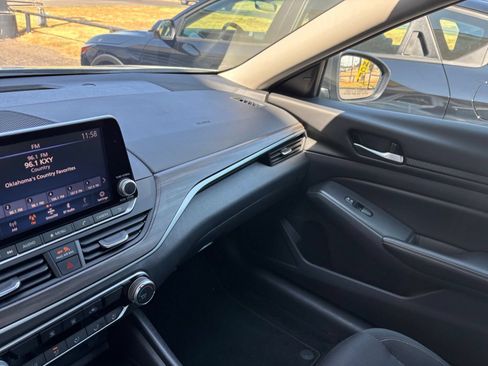 Used 2025 Nissan Altima 2.5 SV FWD image 34