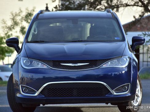 Used 2020 Chrysler Pacifica Touring-L FWD image 3
