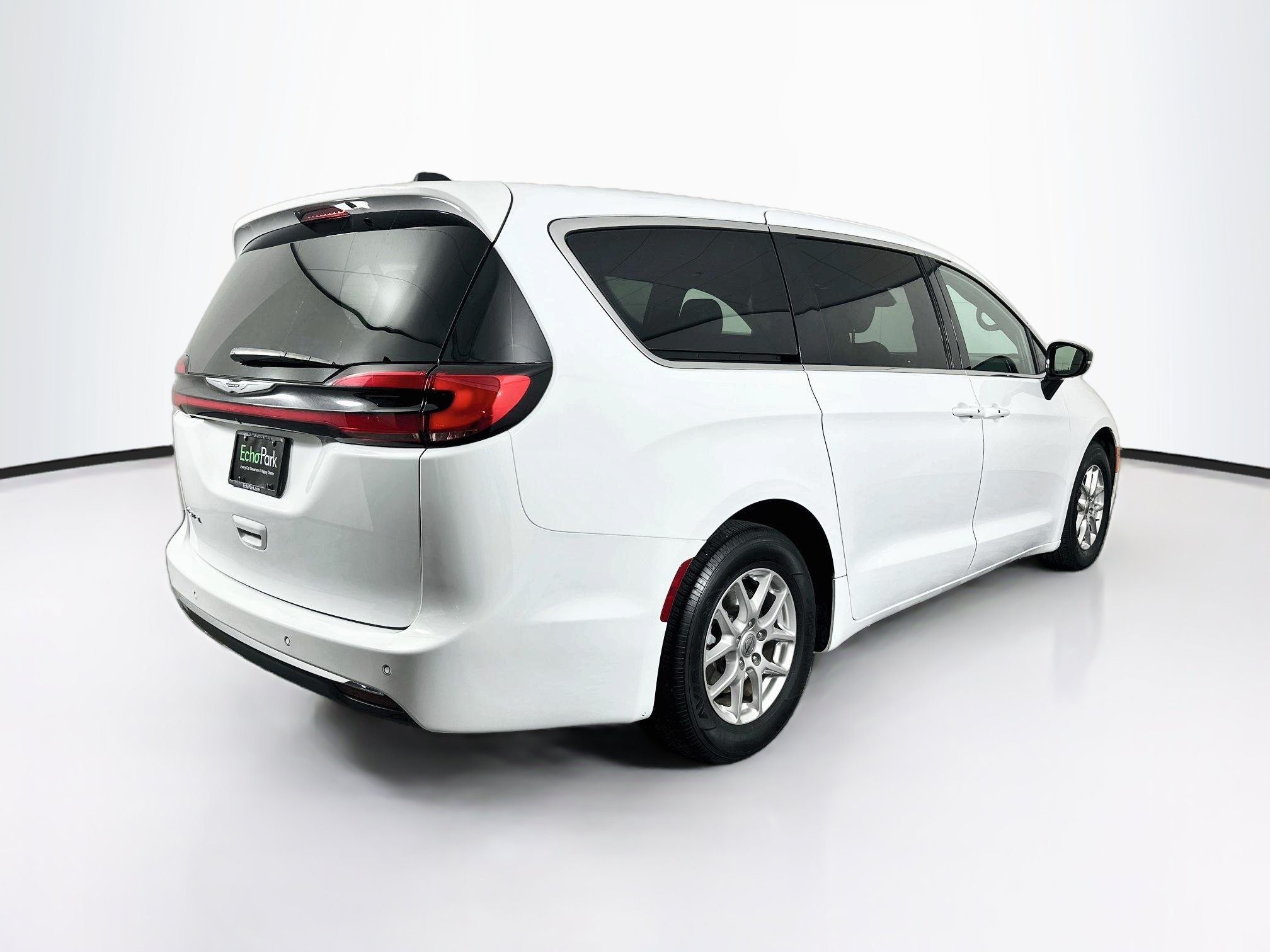 Used 2025 Chrysler Pacifica Select FWD image 9