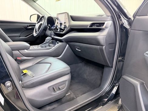 Used 2021 Toyota Highlander XLE AWD/4WD image 38