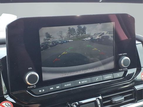 Used 2025 Nissan Pathfinder SV image 8