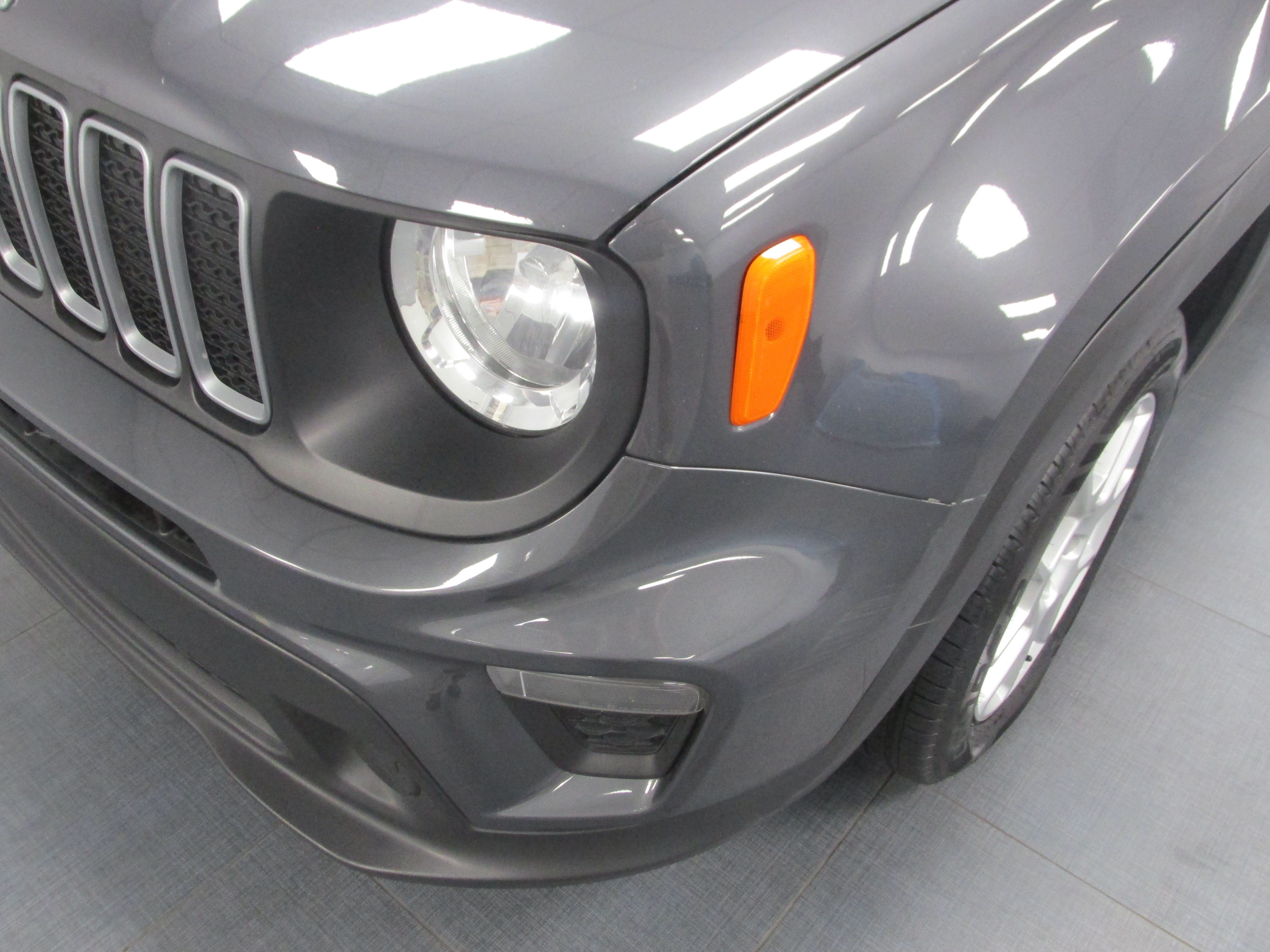Used 2023 Jeep Renegade Latitude AWD/4WD image 9