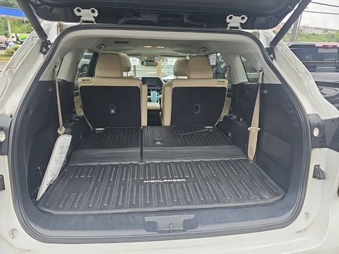 Used 2022 Toyota Highlander XLE AWD/4WD image 3