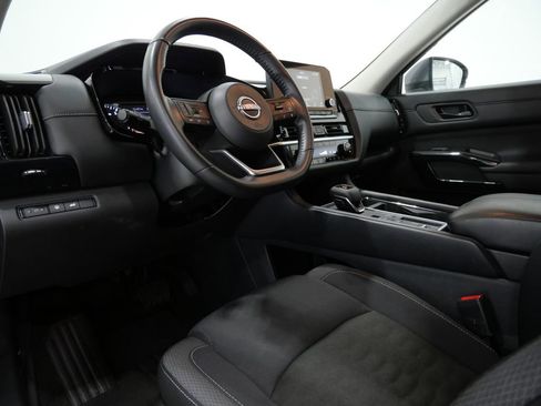 Used 2025 Nissan Pathfinder SV FWD image 11