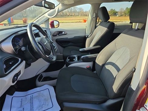 Used 2020 Chrysler Pacifica Touring w/ Tire & Wheel Group image 18