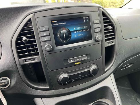 Used 2022 Mercedes-Benz Metris image 4