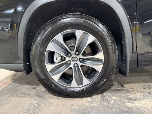 Used 2025 Toyota Highlander XLE AWD/4WD image 10