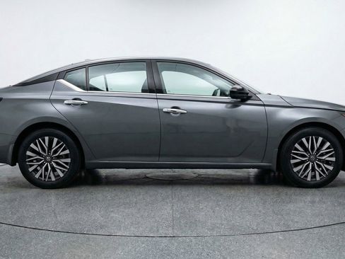 Used 2025 Nissan Altima 2.5 SV image 11