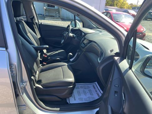 Used 2018 Chevrolet Trax LT w/ LT Convenience Package FWD image 13