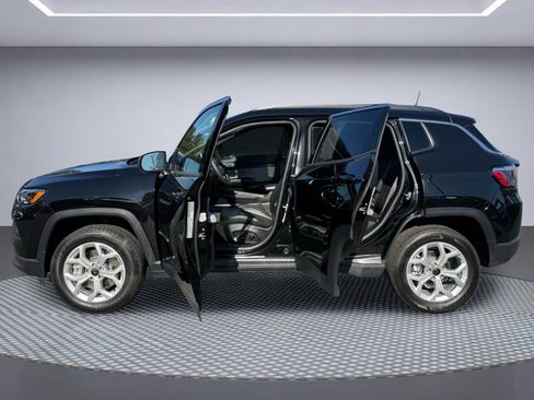 Used 2025 Jeep Compass Latitude w/ Sun & Sound Group AWD/4WD image 11