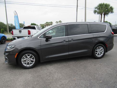 Used 2023 Chrysler Pacifica Touring-L FWD image 2