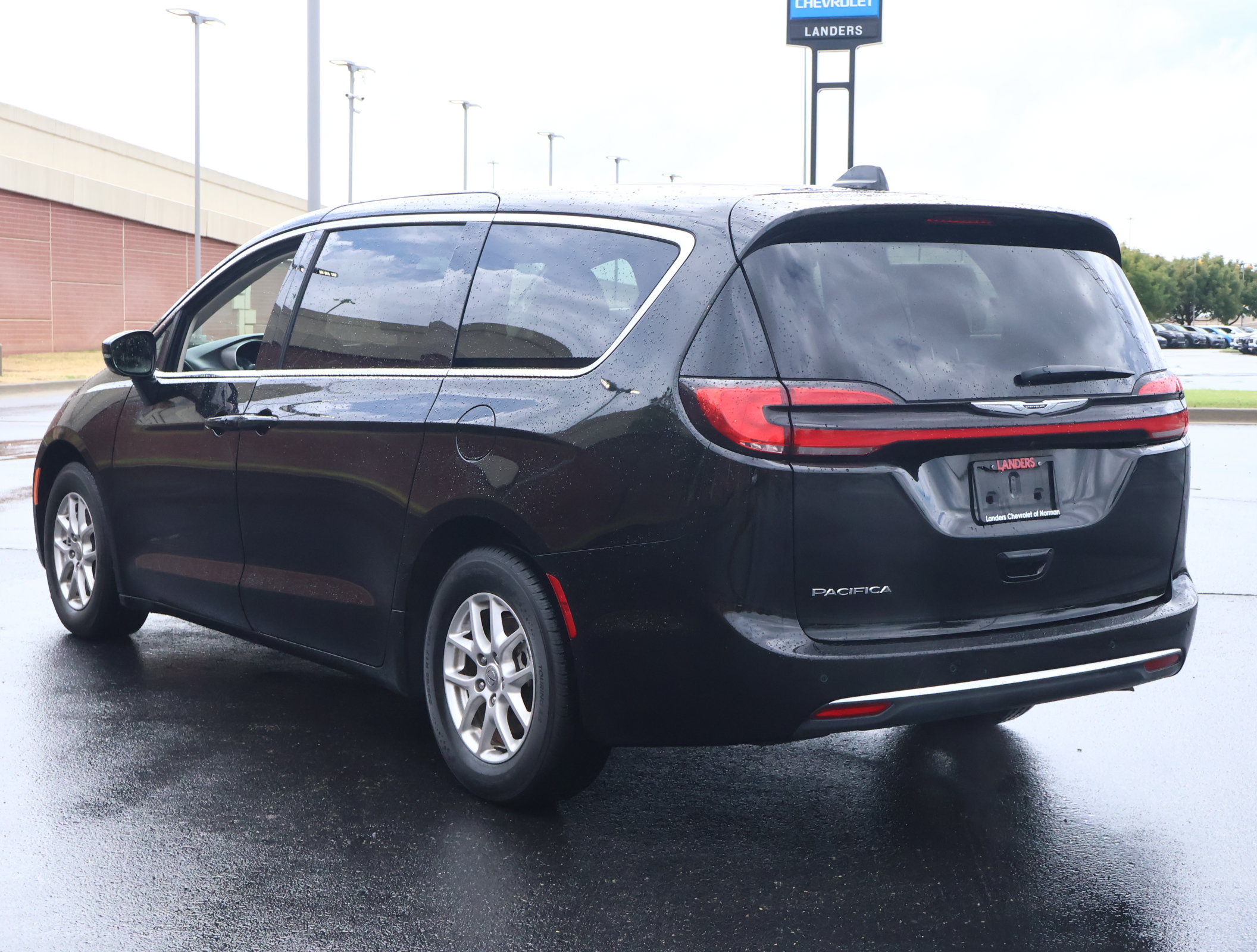 Used 2024 Chrysler Pacifica Touring-L FWD image 7