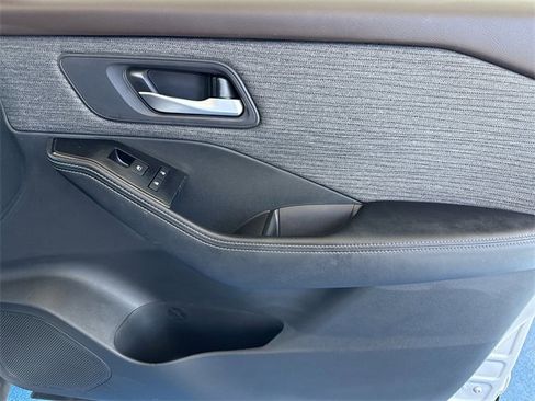 Used 2023 Nissan Rogue SV image 32