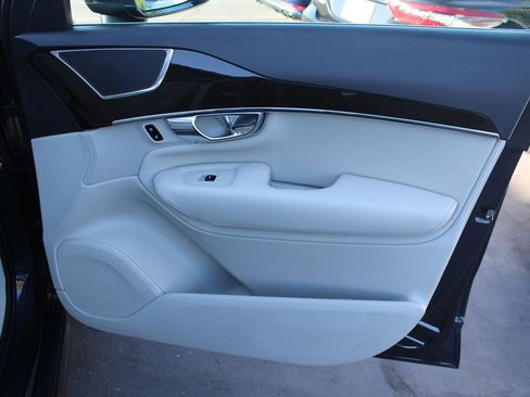 Used 2017 Volvo XC90 T6 Momentum w/ Vision Package image 23