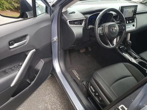 Used 2022 Toyota Corolla Cross XLE w/ Convenience Package AWD/4WD image 11