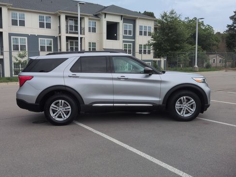 Certified 2024 Ford Explorer XLT AWD/4WD image 3