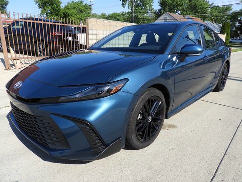 Used 2025 Toyota Camry SE FWD image 5