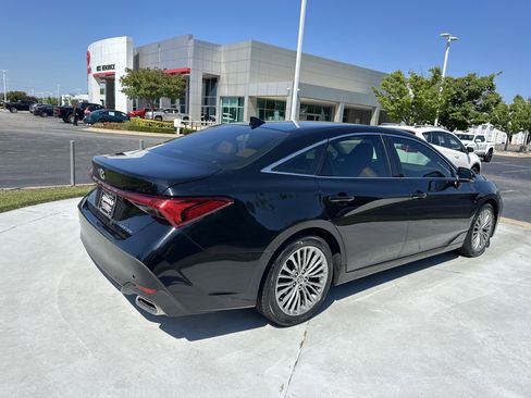 Used 2022 Toyota Avalon Limited w/ Advanced Safety Package FWD image 10