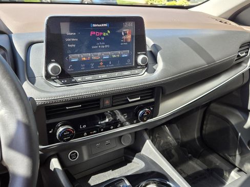 Used 2023 Nissan Rogue SV w/ SV Premium B Package image 33