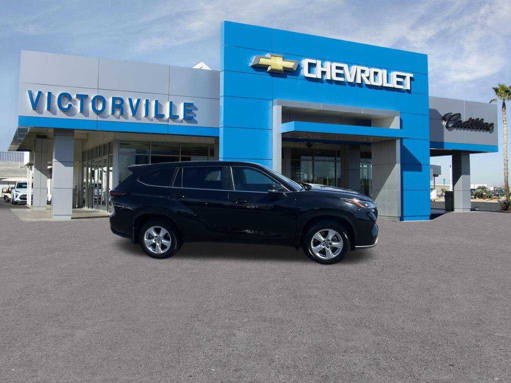 Used 2025 Toyota Highlander LE AWD/4WD image 4
