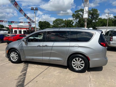 Used 2018 Chrysler Pacifica Touring-L FWD image 7