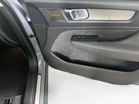 Used 2023 Volvo XC40 B4 Ultimate FWD image 31