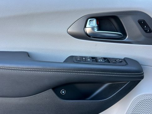 Used 2024 Chrysler Pacifica Select image 11