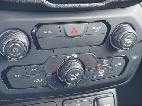 Used 2018 Jeep Renegade Altitude image 37