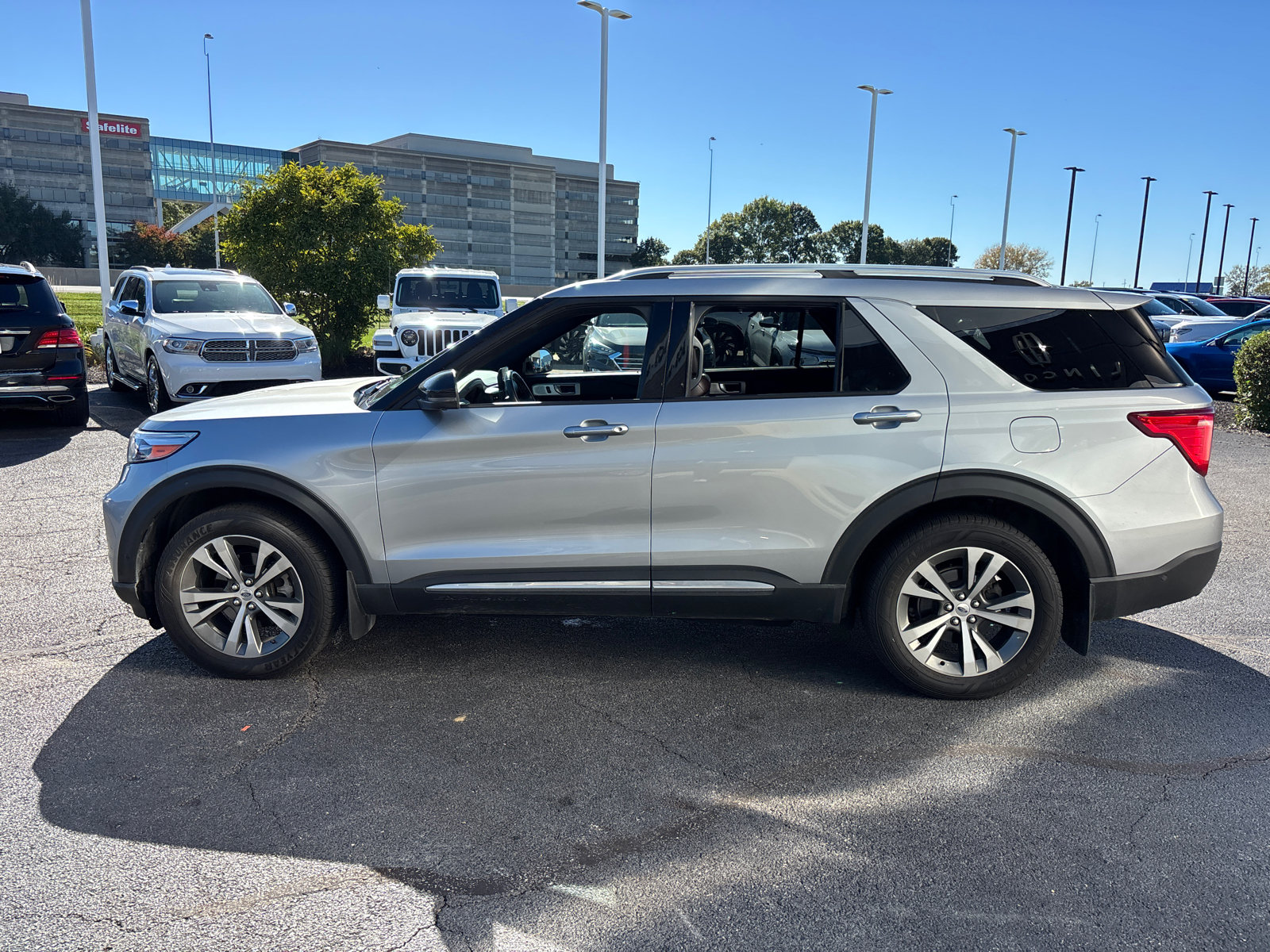 Used 2020 Ford Explorer Platinum w/ Premium Technology Package AWD/4WD image 4