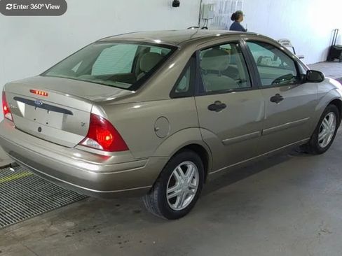 Used 2003 Ford Focus SE FWD image 2