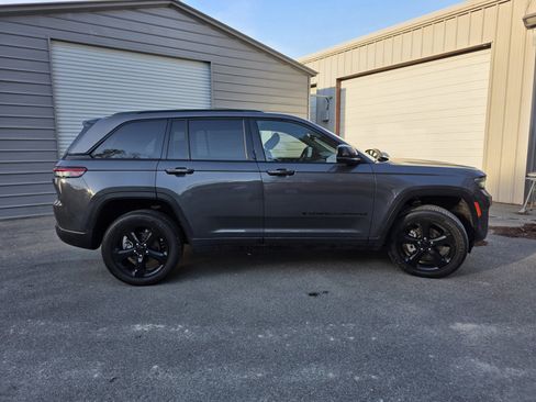 Used 2023 Jeep Grand Cherokee Altitude image 8