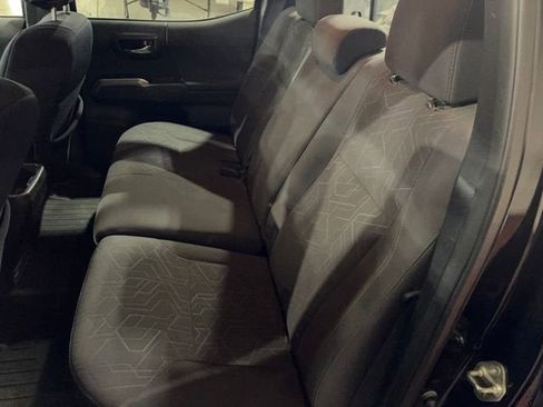 Used 2016 Toyota Tacoma TRD Sport image 19