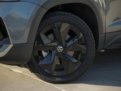 New 2025 Volkswagen Taos SE image 2