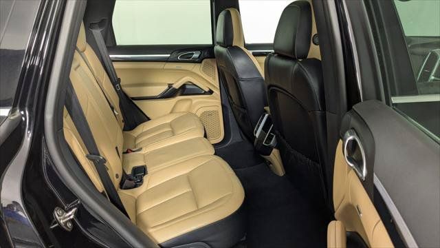 Used 2016 Porsche Cayenne w/ Premium Package AWD/4WD image 18