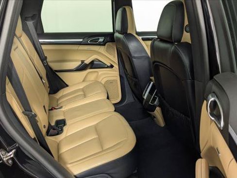 Used 2016 Porsche Cayenne w/ Premium Package AWD/4WD image 18