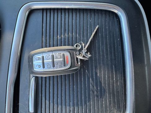 Used 2023 Chrysler Pacifica Touring-L FWD image 12