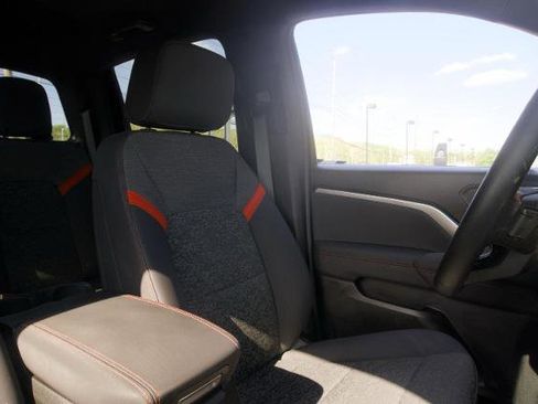 Used 2025 Chevrolet Colorado Z71 w/ Technology Package AWD/4WD image 24
