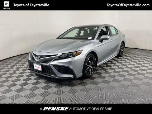Used 2024 Toyota Camry SE image 1