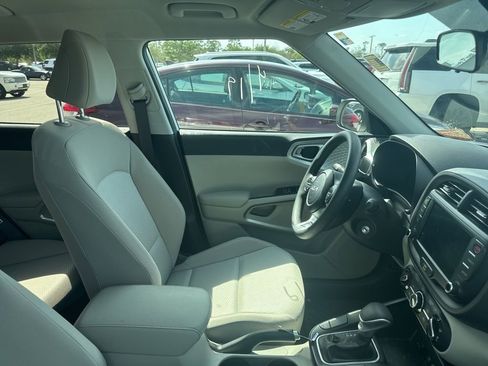 Used 2024 Kia Soul LX image 9