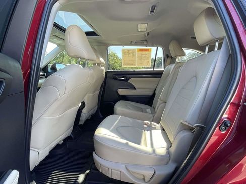 Used 2024 Toyota Highlander XLE FWD image 16