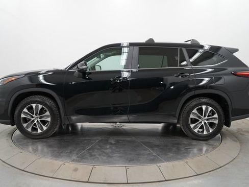 Used 2024 Toyota Highlander XLE AWD/4WD image 4