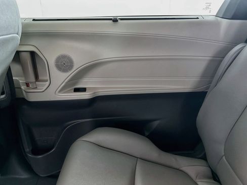 Used 2024 Toyota Sienna XLE FWD image 32
