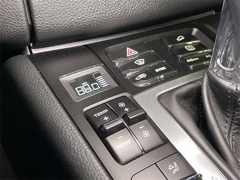 Used 2018 Porsche Macan image 34